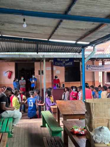 Visite et don au centre d’accueil Manao De