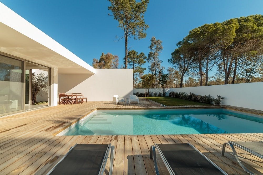 Piscine en bois : avantages et techniques