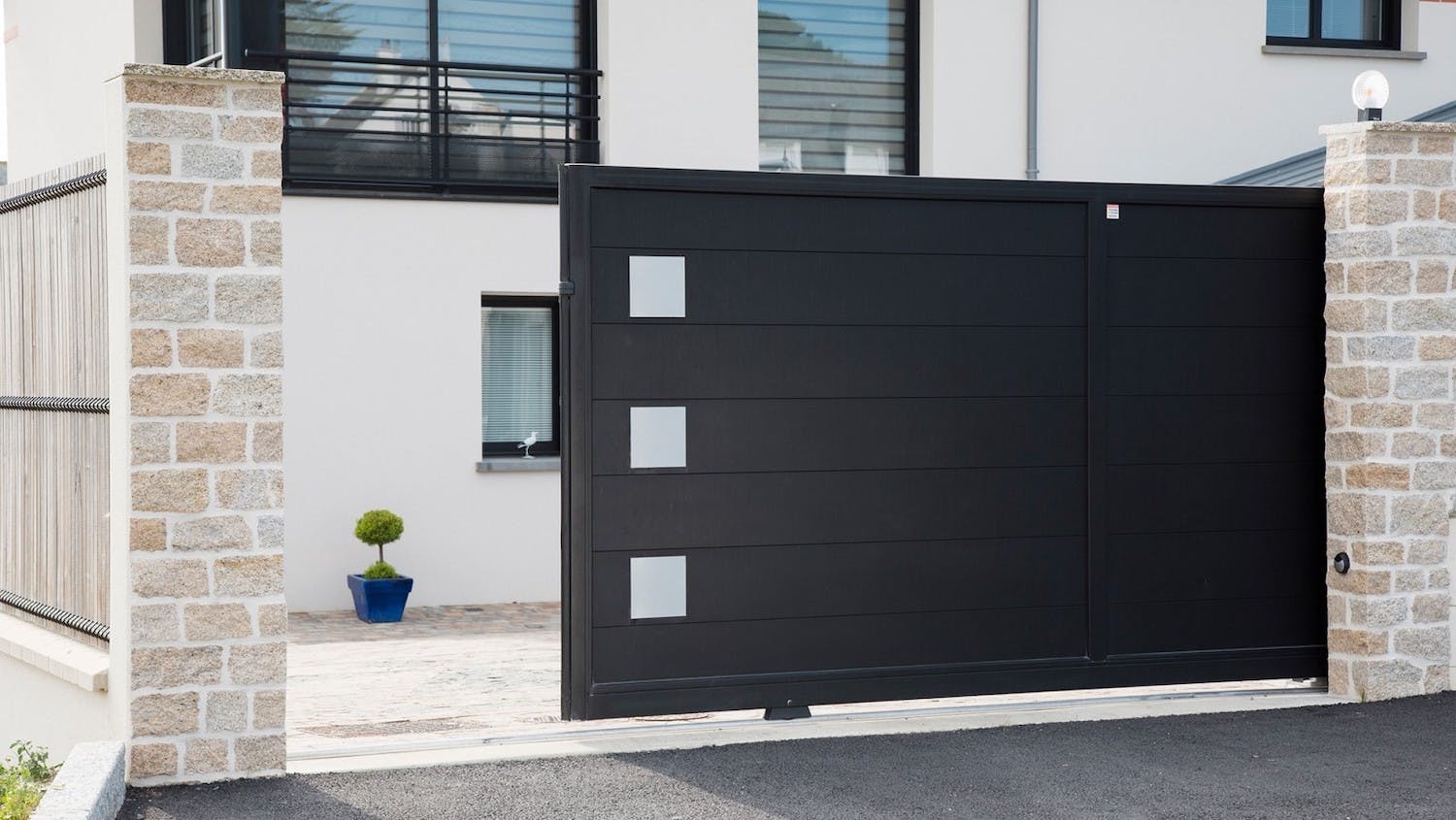 Portail coulissant : design authentique et sécurité