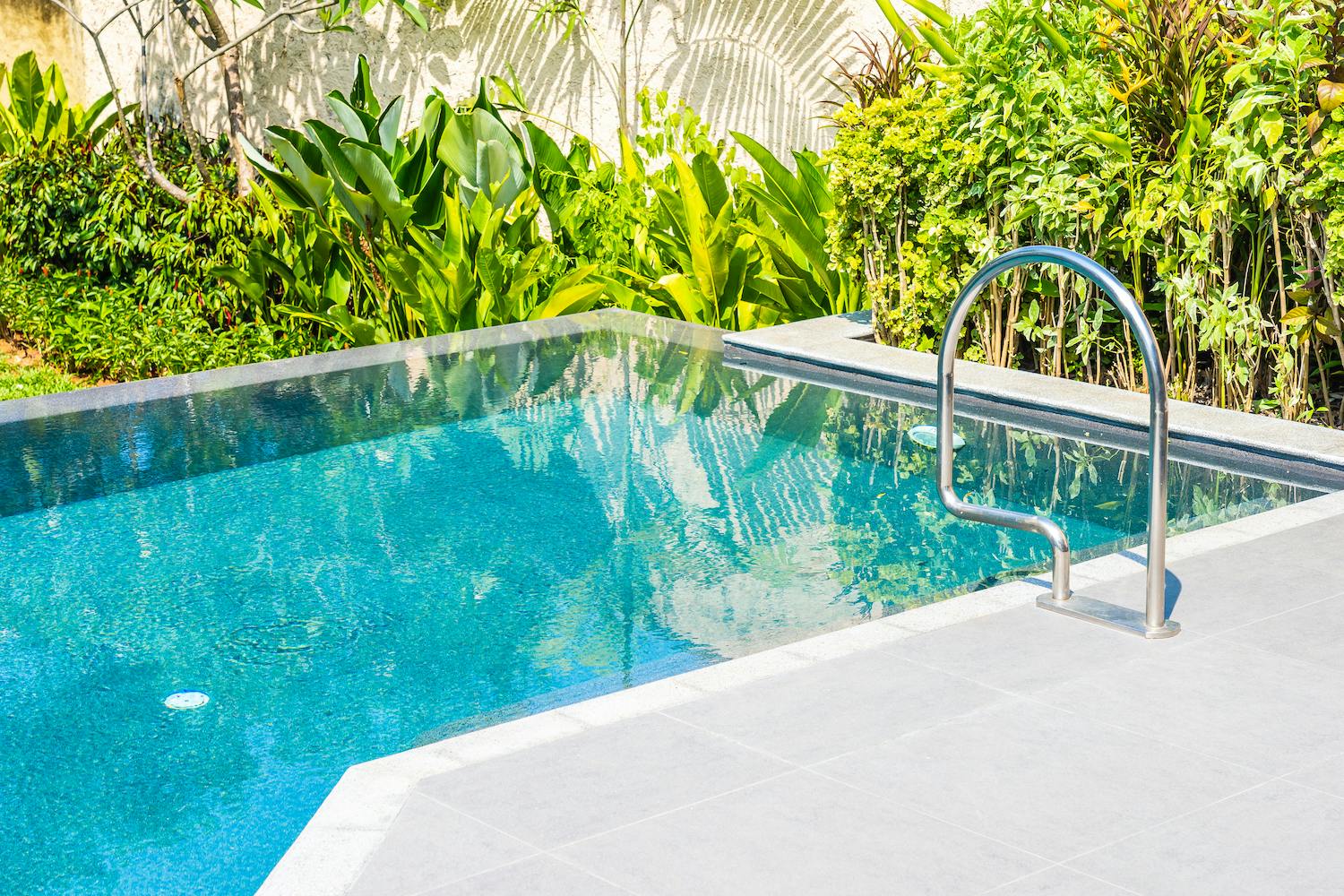 Comment construire une piscine dans son jardin ?