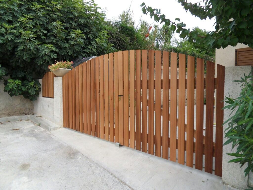 Focus sur le portail en bois