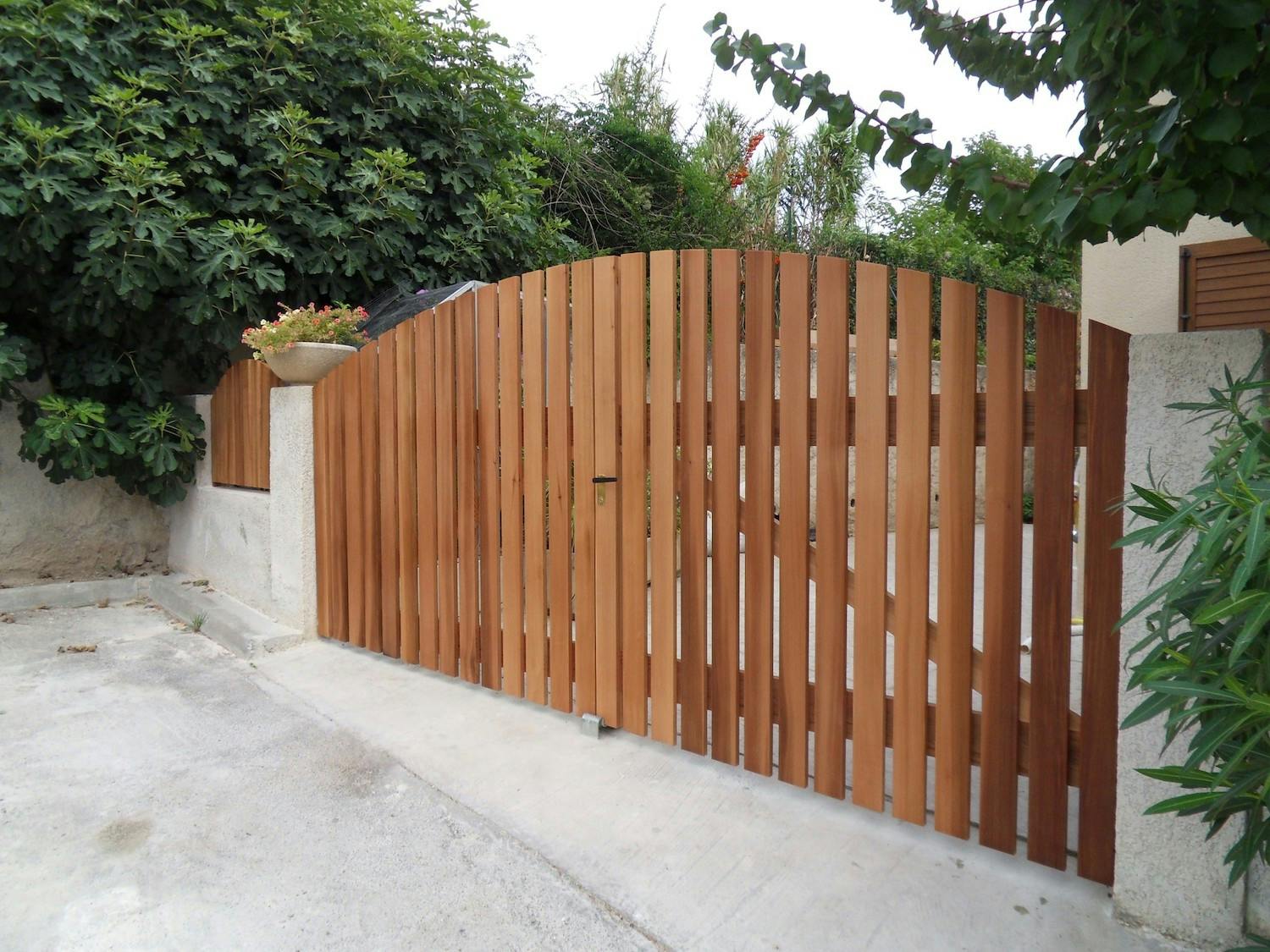 Focus sur le portail en bois