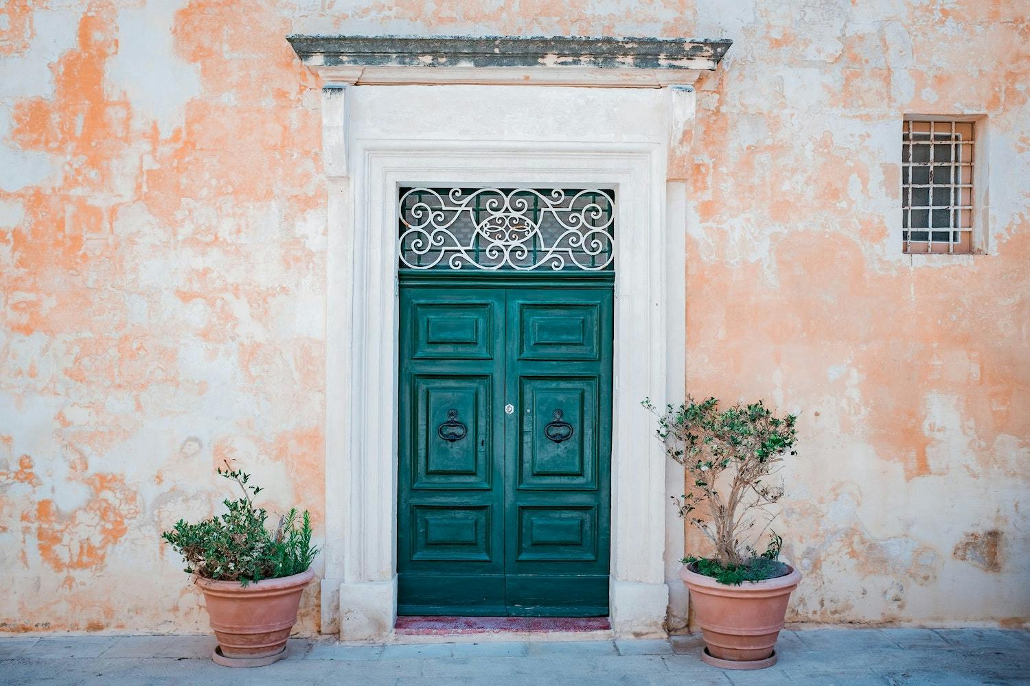 Changer une porte d’entrée : nos conseils pratiques et astuces