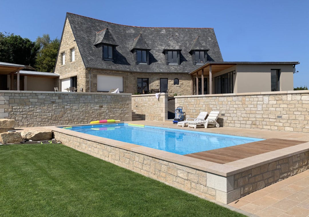 Tout savoir sur la piscine semi-enterrée
