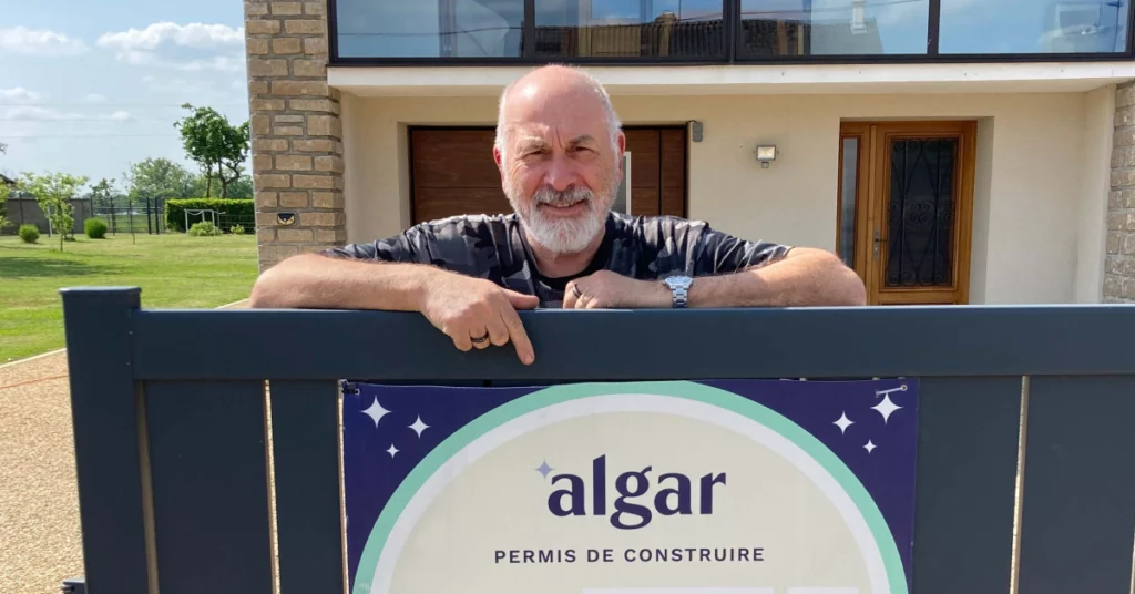 Particulier avec panneau d'affichage permis de construire Algar